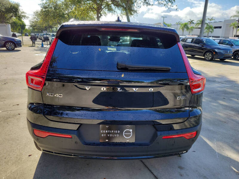 2024 Volvo XC40 B5 Plus Dark Theme