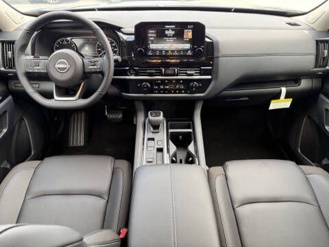 2025 Nissan Pathfinder SL