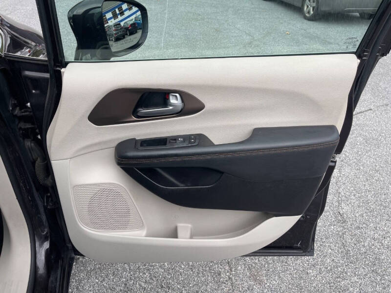 2017 Chrysler Pacifica Touring-L