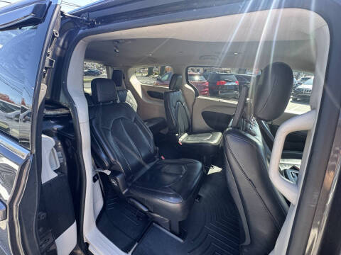 2017 Chrysler Pacifica Touring-L Plus