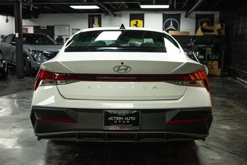 2025 Hyundai Elantra SE