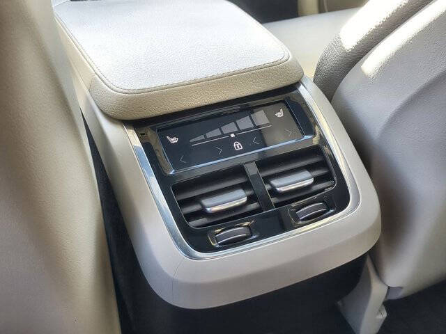 2022 Volvo XC90 T6 Momentum 6-Passenger