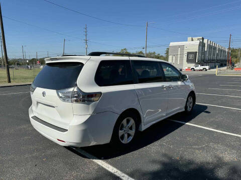 2013 Toyota Sienna SE 8-Passenger