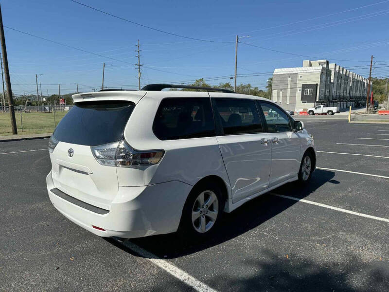 2013 Toyota Sienna SE 8-Passenger