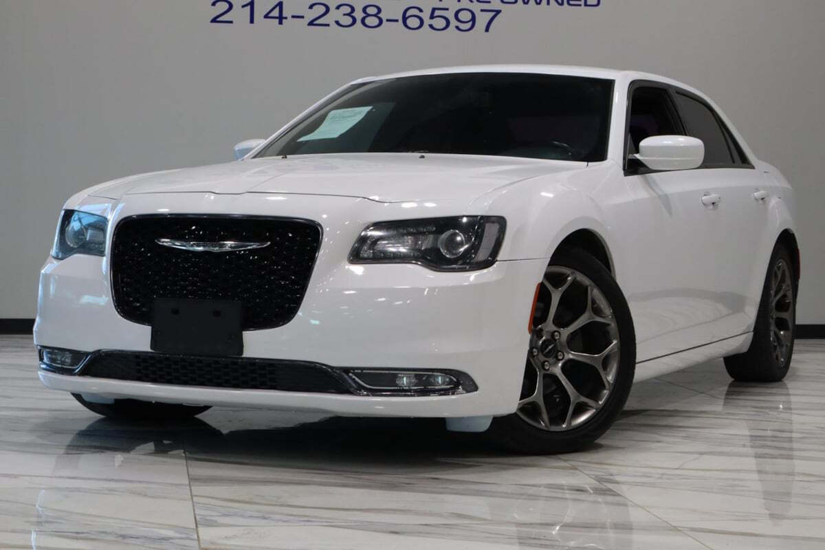 2017 Chrysler 300 for sale at IMD MOTORS, INC in Dallas, TX