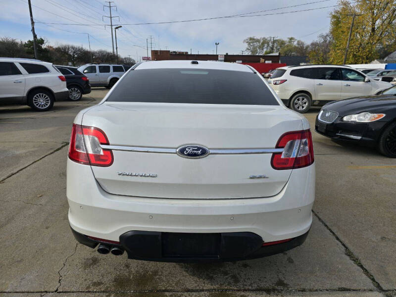 2011 Ford Taurus SEL photo 4