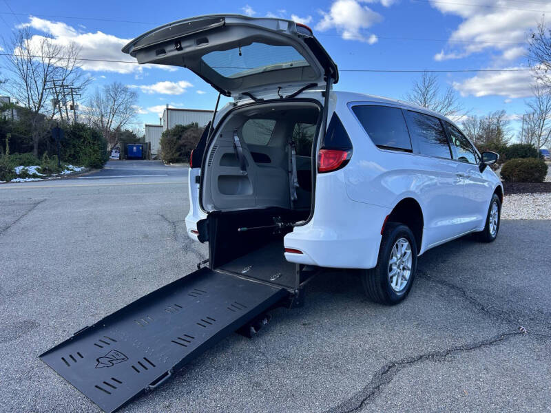 2023 Chrysler Voyager LX's photo