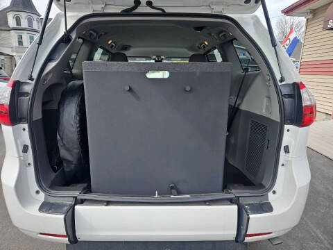 2020 Toyota Sienna LE Mobility 7-Passenger