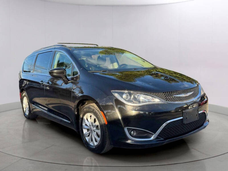 2017 Chrysler Pacifica Touring-L photo 4