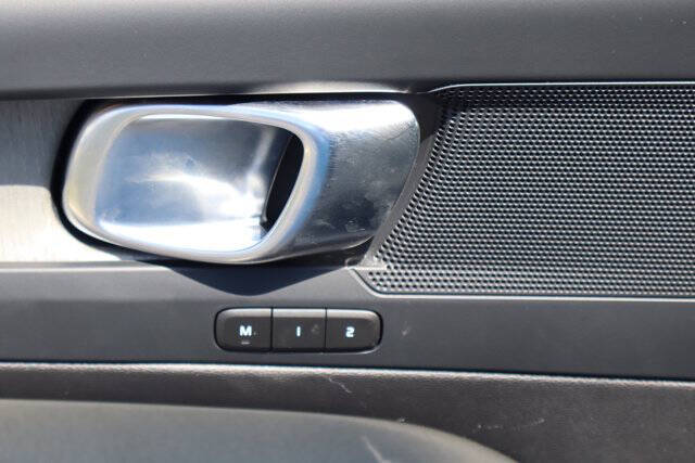 2023 Volvo XC40 B5 Plus Bright Theme