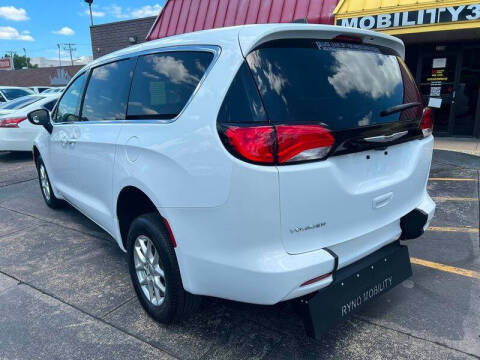 2024 Chrysler Voyager LX
