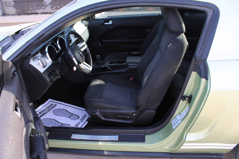 2005 Ford Mustang V6 Deluxe