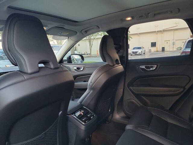 2025 Volvo XC60 B5 Ultra Dark Theme