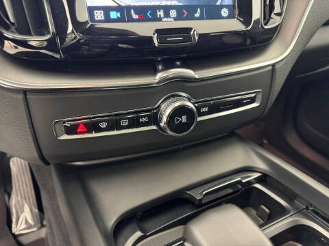 2024 Volvo XC60 B5 Core Dark Theme