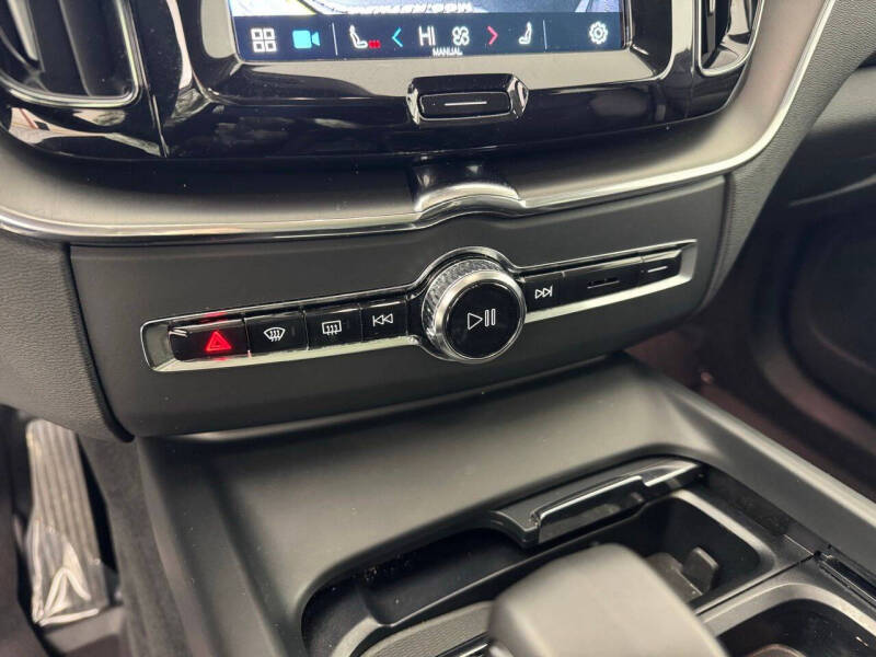 2024 Volvo XC60 B5 Core Dark Theme