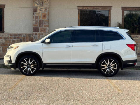 2019 Honda Pilot Touring w/Rear Captain's Chairs