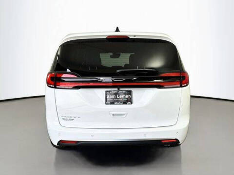 2027 Chrysler Pacifica Select