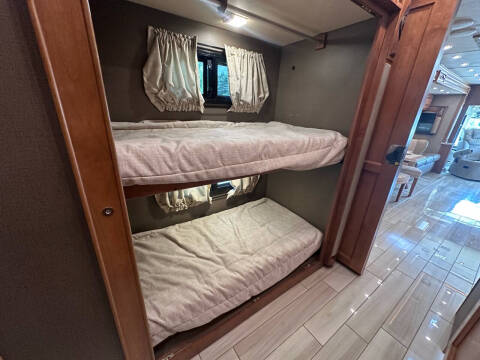 2019 Tiffin Phaeton 40qkh BUNK BEDS, King Bed