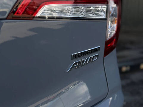 2022 Honda Pilot Touring w/Rear Captain's Chairs