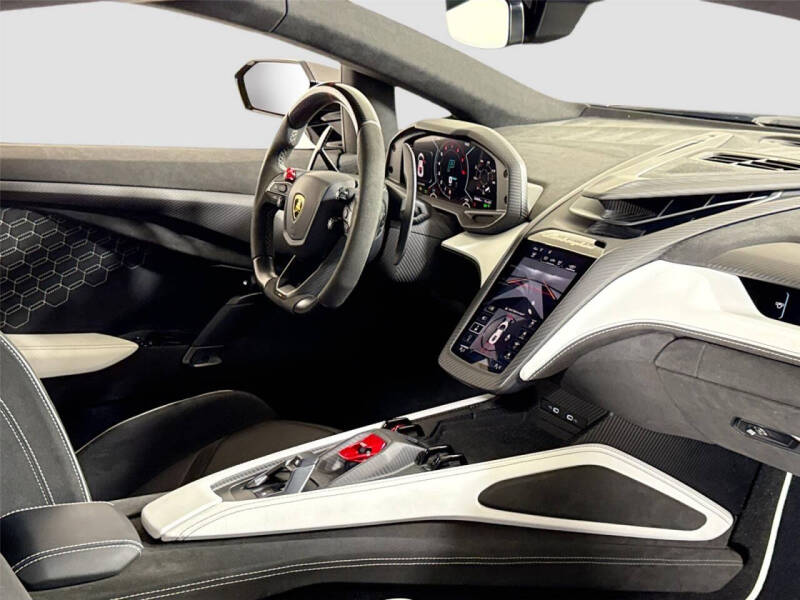 2024 Lamborghini Revuelto