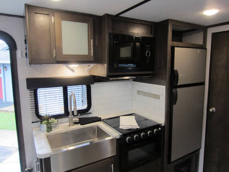 2021 Coleman Light Series 1805RB