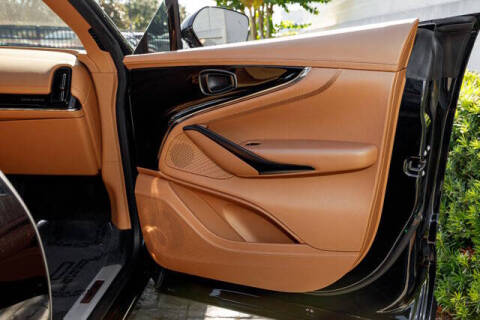 2025 Aston Martin DBX 707