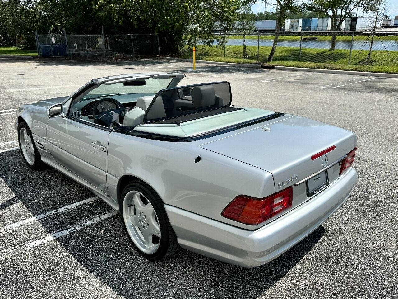 2000 Mercedes-Benz SL-Class  - $15,900