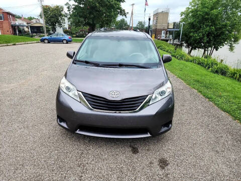 2014 Toyota Sienna LE 7-Passenger Auto Access Seat