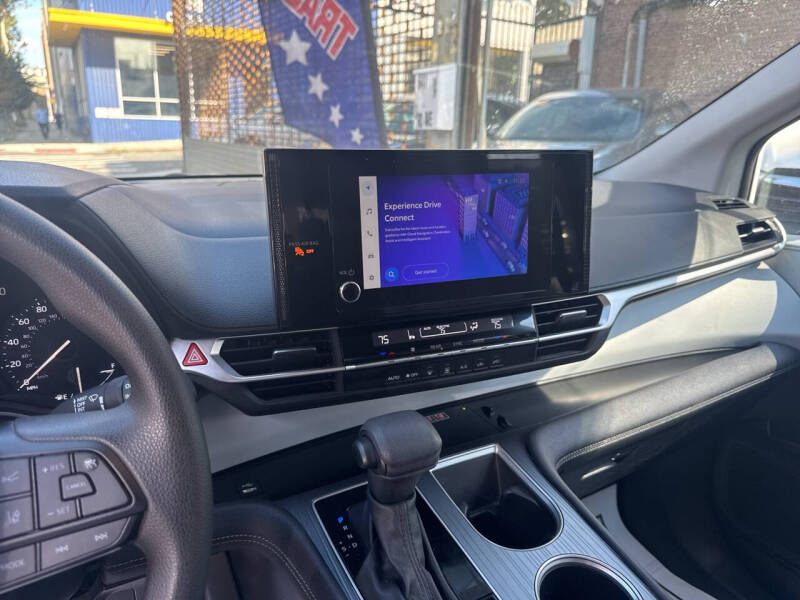 2025 Toyota Sienna LE 8-Passenger