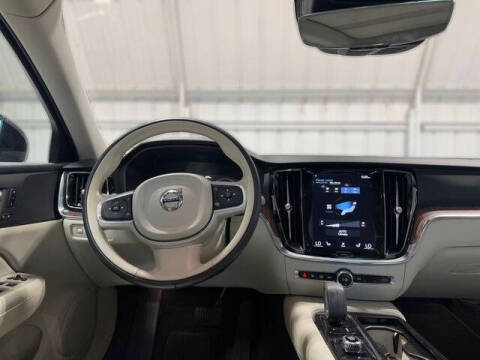 2022 Volvo S60 Recharge T8 R-Design Expression