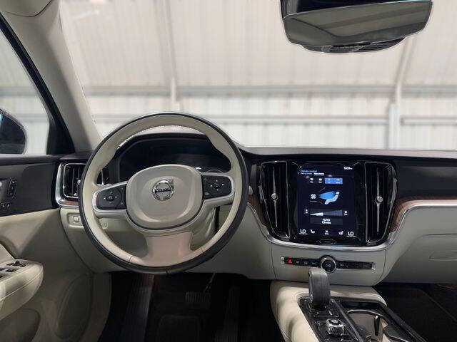 2022 Volvo S60 Recharge T8 R-Design Expression