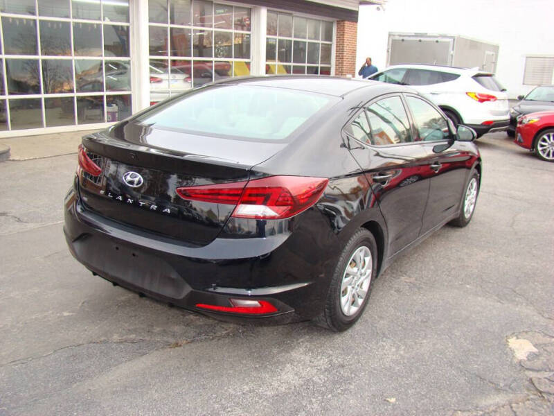 2019 Hyundai Elantra SE photo 3