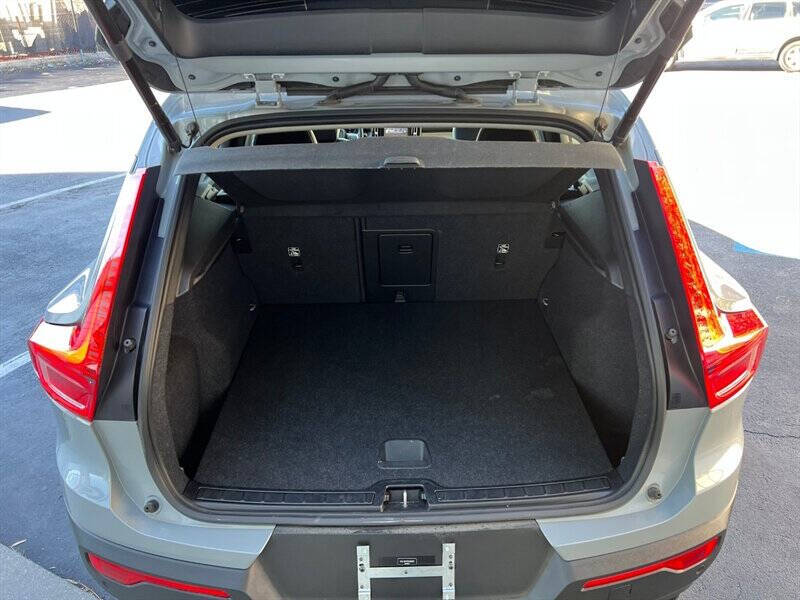 2024 Volvo XC40 B5 Core Dark Theme