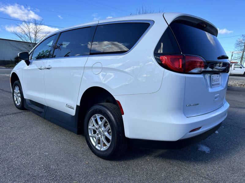 2022 Chrysler Voyager LX