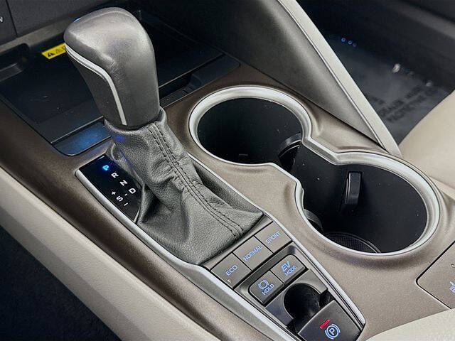 2022 Toyota Camry Hybrid XLE