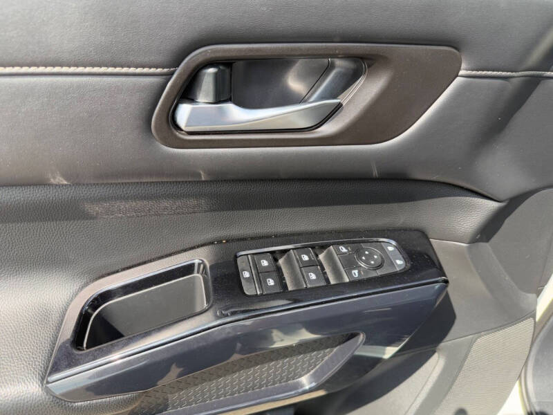 2022 Nissan Pathfinder SV