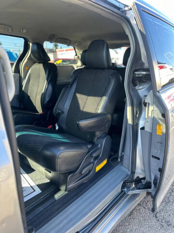 2013 Toyota Sienna SE 8-Passenger