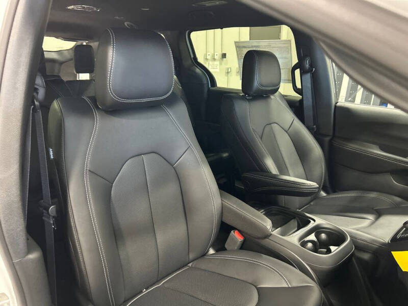2027 Chrysler Pacifica Select