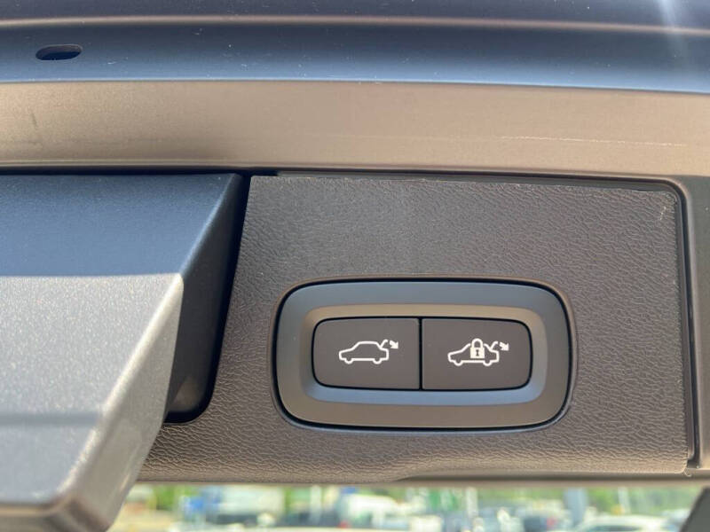 2025 Volvo XC60 T8 Plus Dark Theme