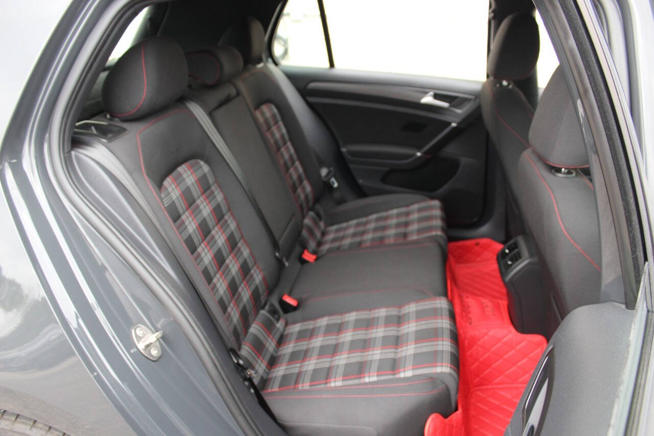 VolkswagenGolf GTI21