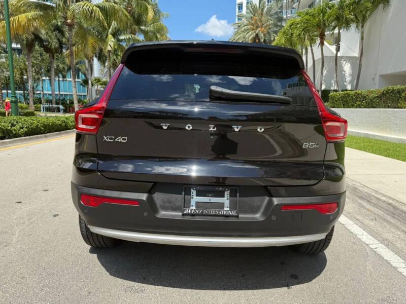 2025 Volvo XC40 B5 Core Bright Theme