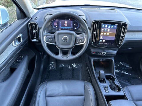 2025 Volvo XC40 B5 Core Bright Theme