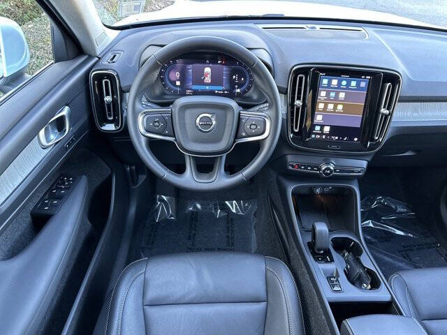 2025 Volvo XC40 B5 Core Bright Theme