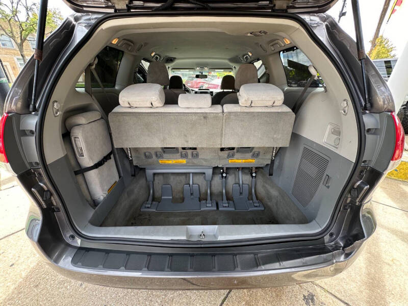 2011 Toyota Sienna LE photo 16