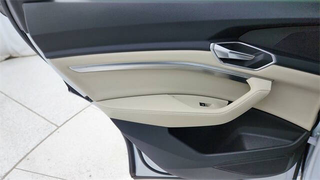 2022 Audi e-tron quattro Premium