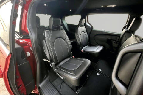 2027 Chrysler Pacifica Select