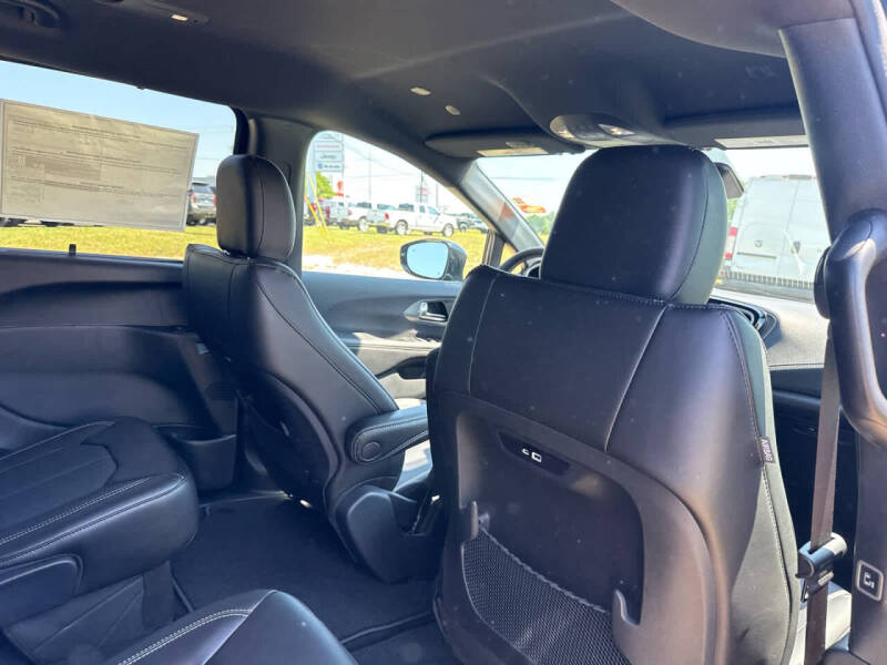 2027 Chrysler Pacifica Select