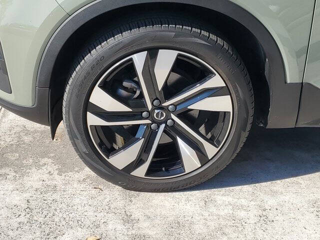 2023 Volvo XC40 B5 Plus Bright Theme