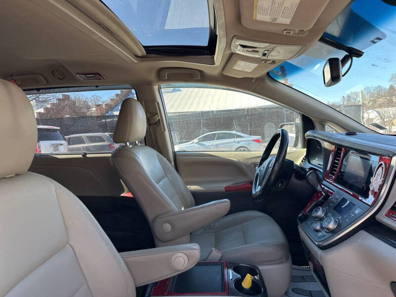 2017 Toyota Sienna XLE 7-Passenger Auto Access Seat