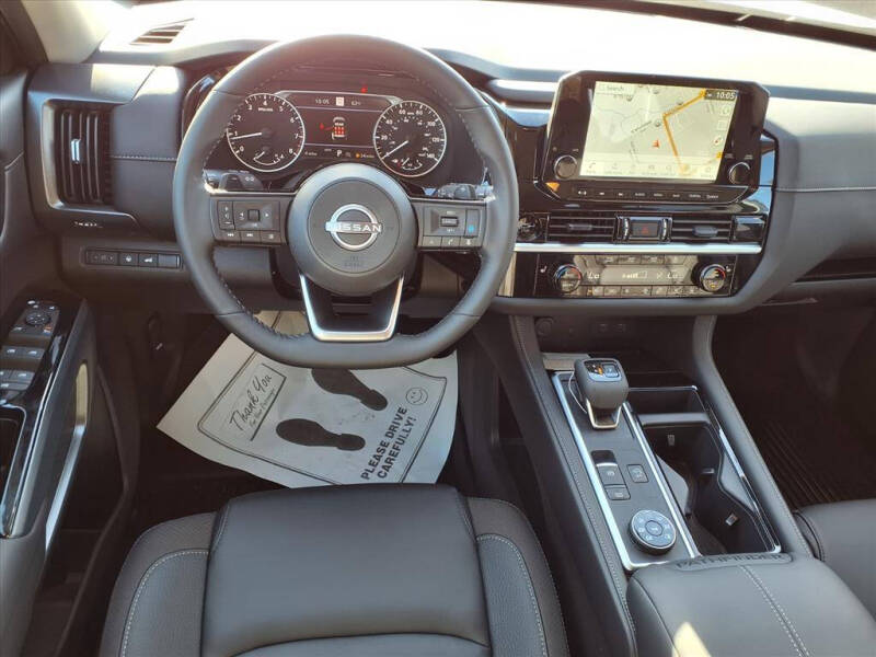 2025 Nissan Pathfinder SL